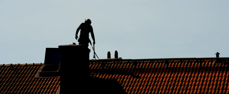 kominarz na&nbsp;pomarańczowym dachu